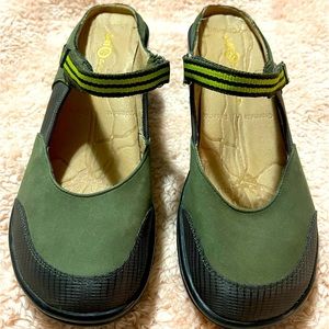 J-41 Adventure On Jane Clogs 7M leather suede Olive green